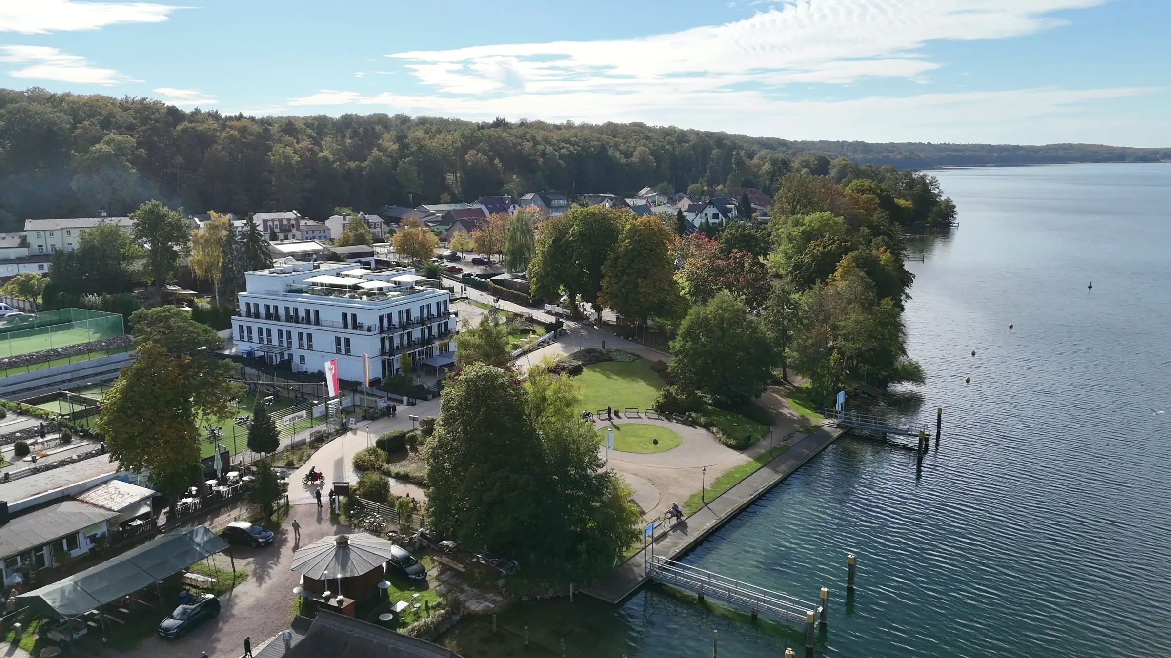 Altenhof aus der Luft: das Fontane Hotel am Ufer des Werbellinsees, dahinter der Wald der Schorfheide