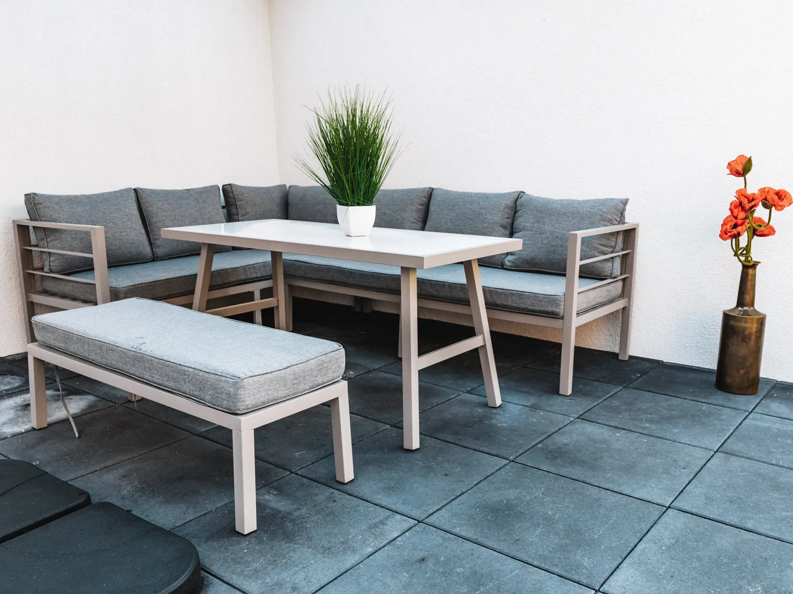 Lounge corner on the terrace of the Fontane Bungalow