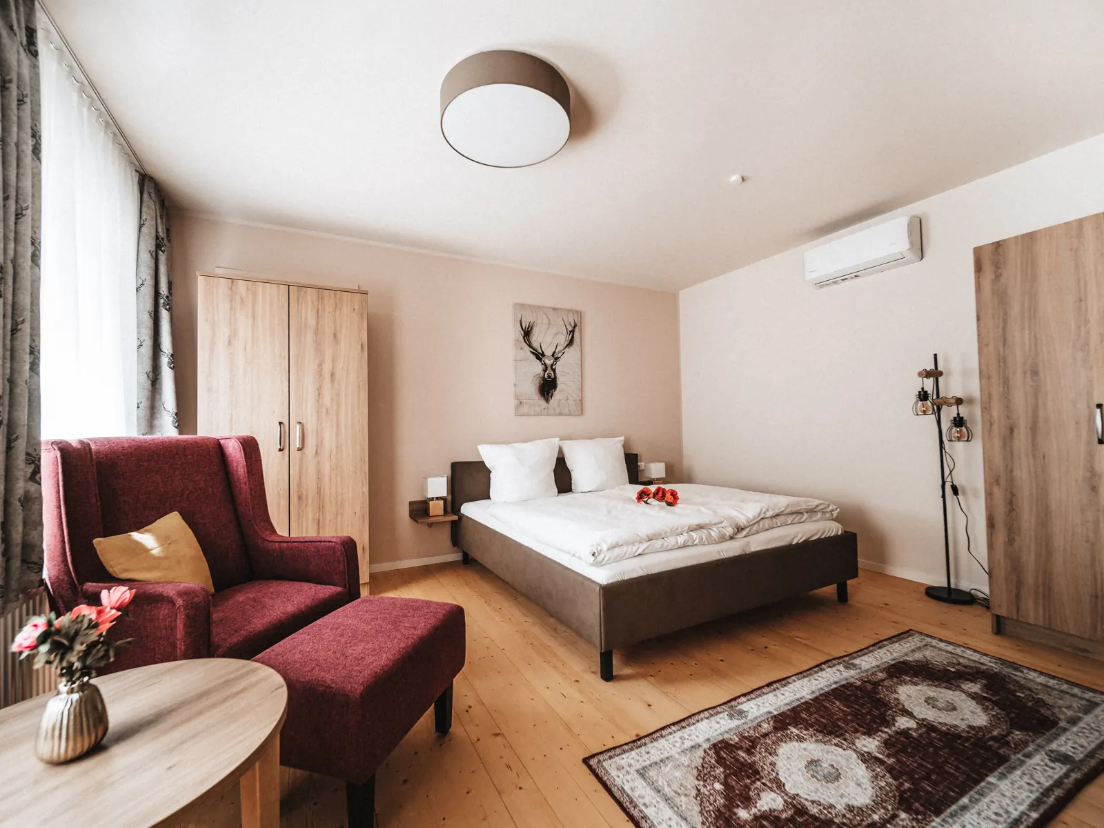 Sitzecke mit roten Sesseln im Petit Apartment