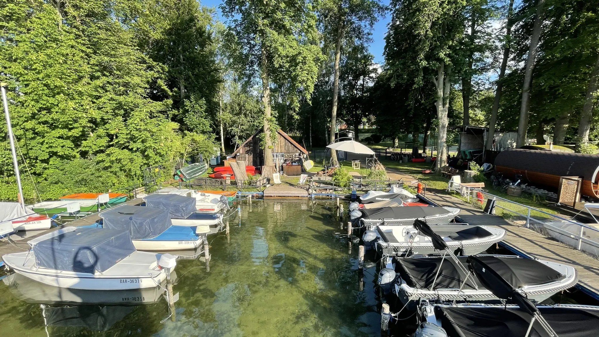 Boote am Steg der Bootsvermietung am Werbellinsee