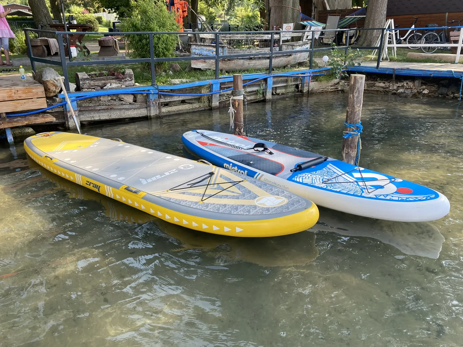 Stand-up-Paddle-Boards am Ufer des Werbellinsees