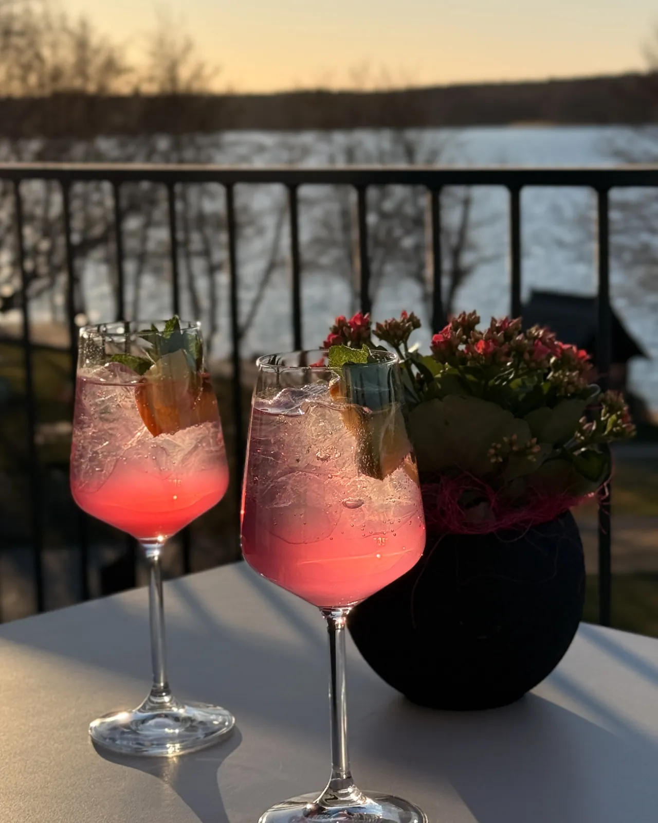 Zwei Cocktails auf der Dachterrasse zur blauen Stunde, dahinter der Werbellinsee