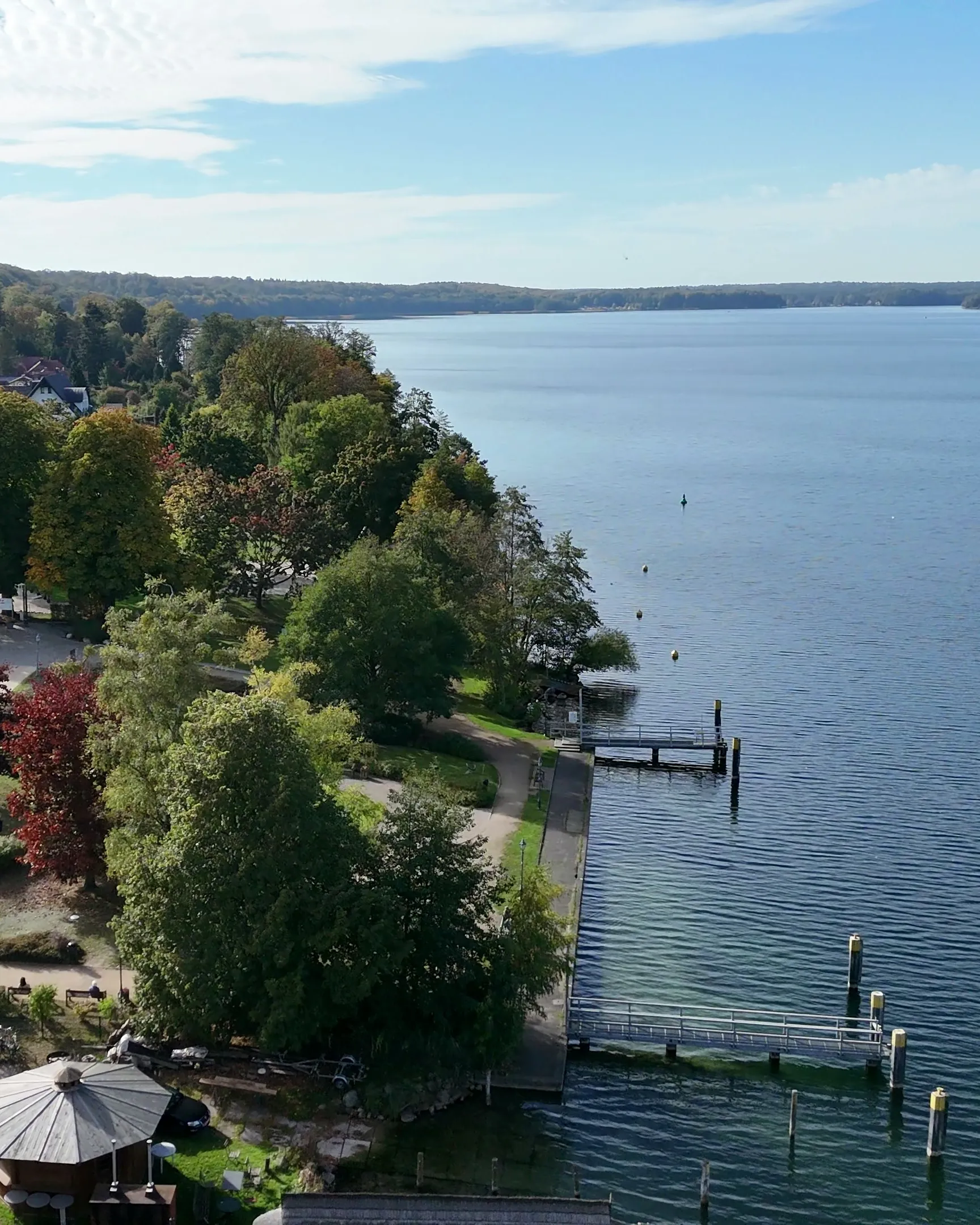 Luftbild der Bucht am Werbellinsee mit Booten, Stegen und Bäumen neben dem Hotel