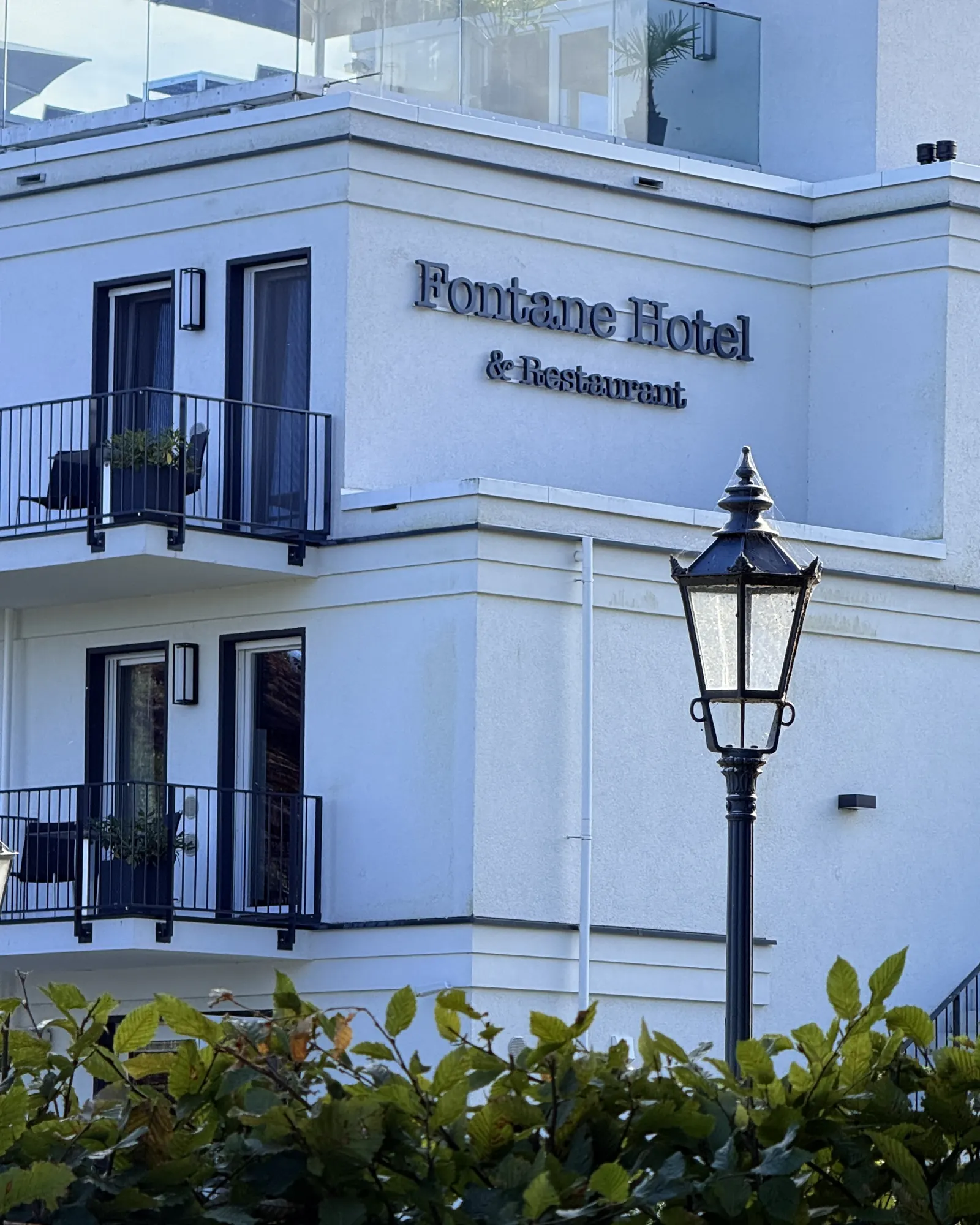Fassade des Fontane Hotels mit dem Schriftzug Fontane Hotel & Restaurant und einer Laterne