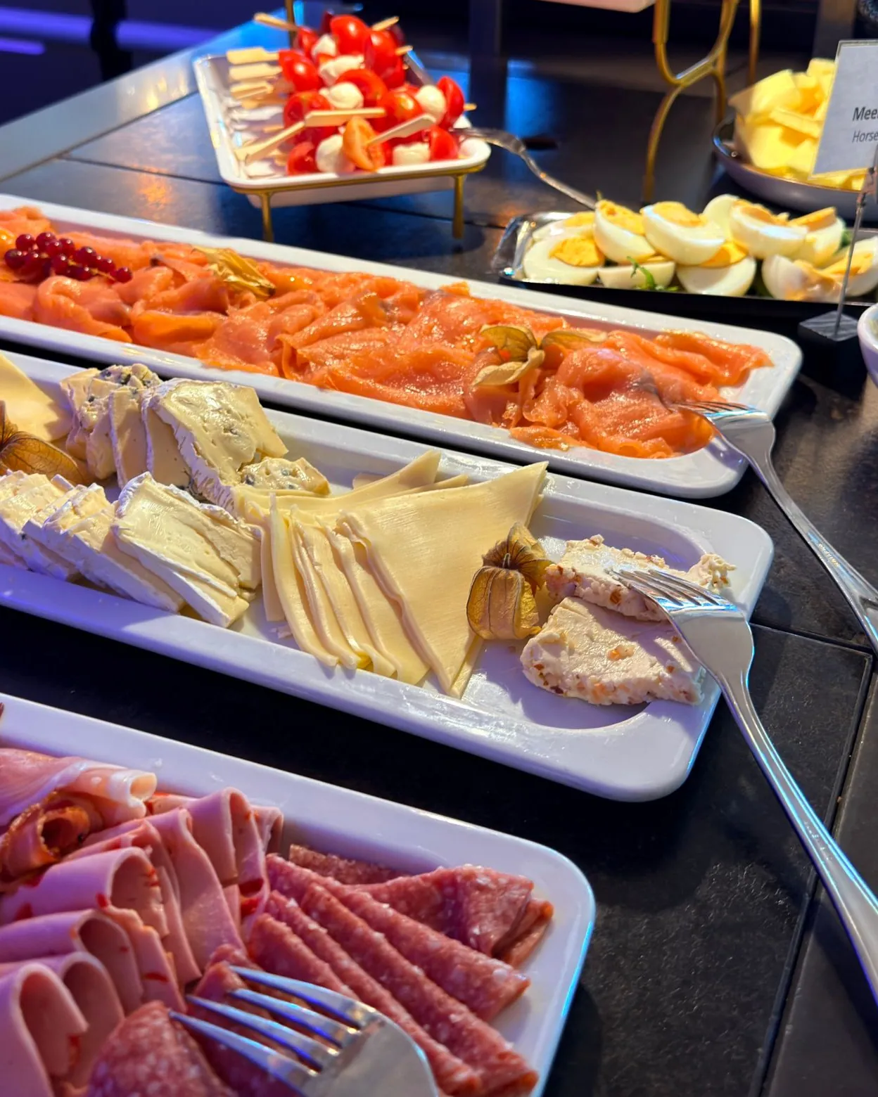 Frühstücksbuffet im Theodors: Lachs, Käse, Aufschnitt, Eier und frisches Gemüse