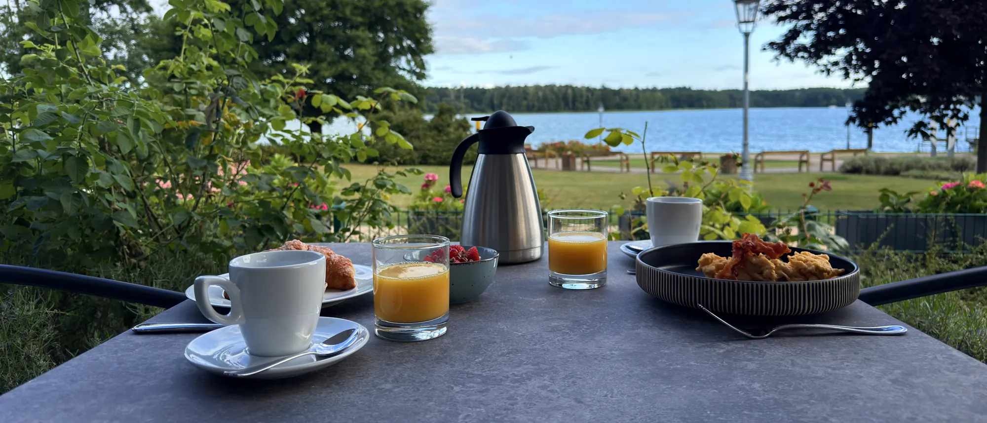 Frühstück auf der Theodors-Terrasse mit Kaffeekanne, Orangensaft und Blick auf den Werbellinsee