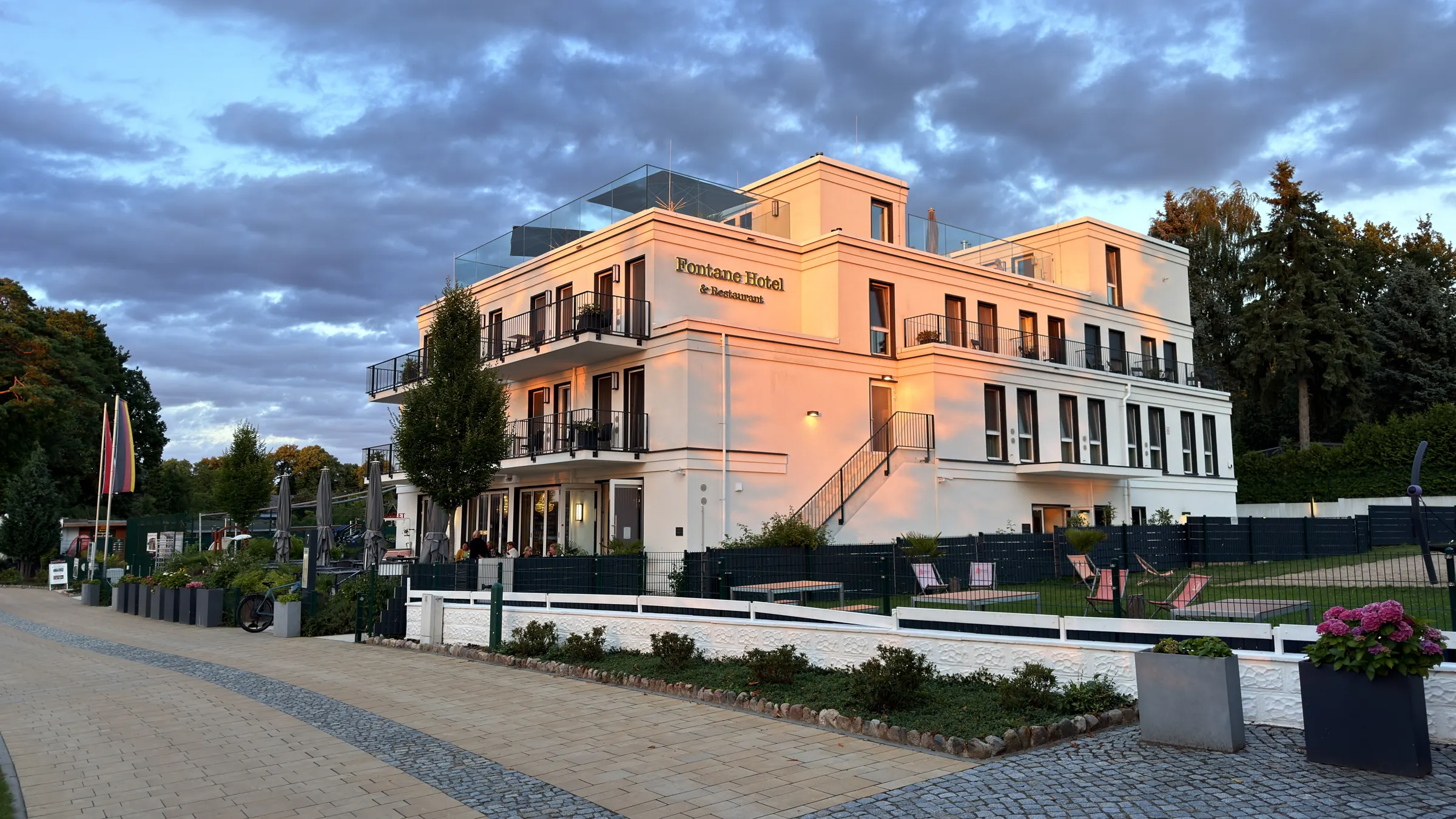 Das Fontane Hotel im Abendlicht, Blick vom Vorplatz