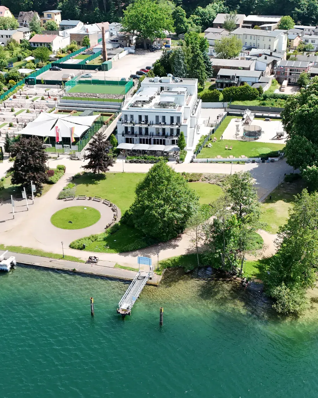 The Fontane Hotel from above with lawn, beach and the Werbellinsee