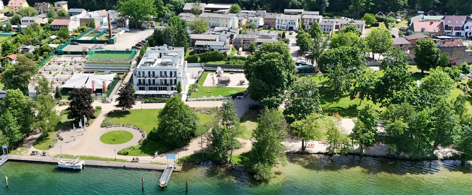 The Fontane Hotel from above, with lawn, shore and the Werbellinsee