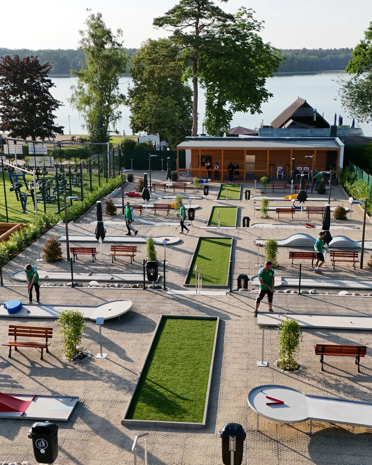 Minigolfbahnen aus der Luft, dahinter der Werbellinsee