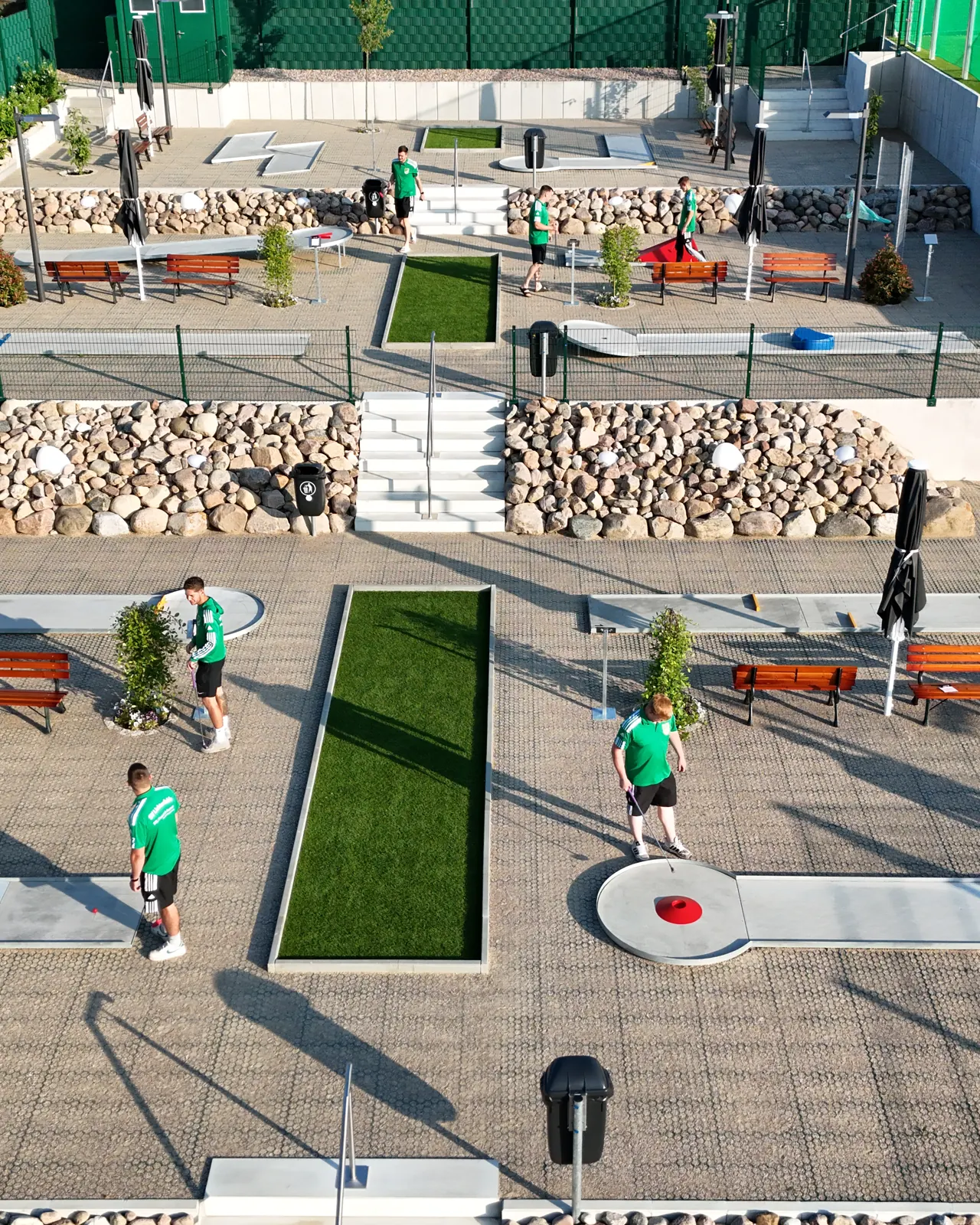 Gäste spielen auf den Bahnen der Minigolfanlage am Werbellinsee