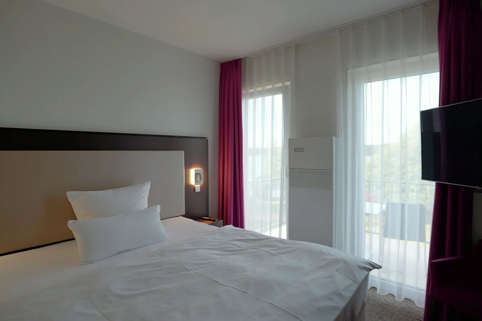 Seeblickzimmer mit Doppelbett und Blick zum Fenster